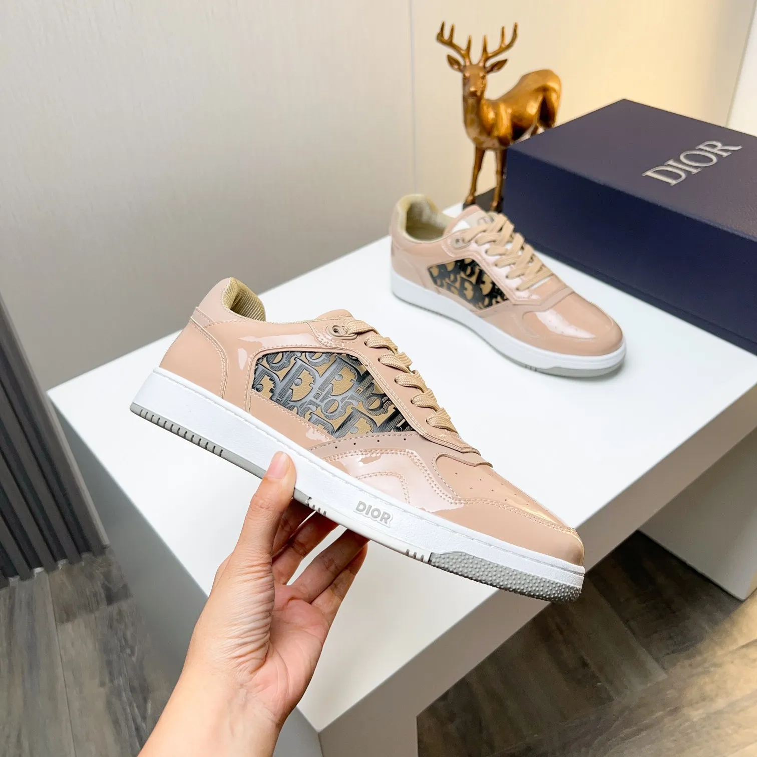 Men's Men's Shoes 💰400 [New] 🦩🦩Dior - Low-top sneakers 2025 spring men's collection new arrivals [Celebrate][Celebrate][Celebrate], reinterpret the basketball shoe design and become a classic Dior item [Strong][Strong][Strong], crafted in black and cream white smooth cowhide with beige suede, leather display on the side The CD logo, tongue, sole and back side are decorated with various distinctive details to enhance the style[666][666], while eyelet details, topstitching and rubber panels highlight the dynamic charm of its athletic style[strong][strong][strong]. It has a two-color rubber sole, which can be matched with various clothing to create a refined look. Size: 38 to 44 (45 can be customized